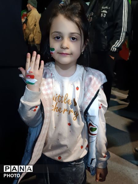 حضوری شبانه با پرچم پرافتخار ایران