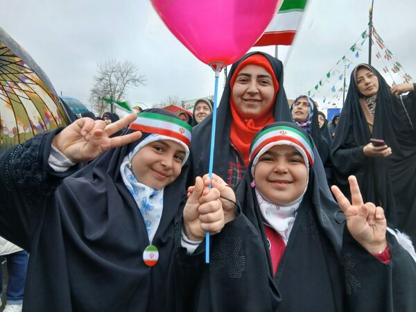 باران عشق وارادت به انقلاب همراه با باران‌ها ی نقره‌ای رشت