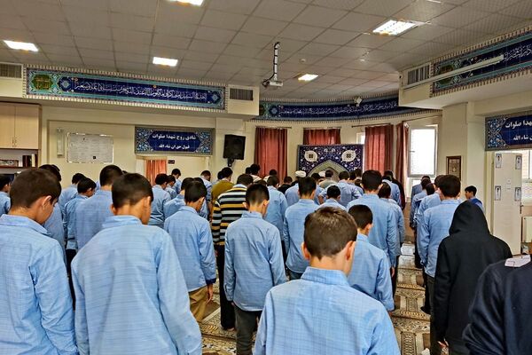 برپایی نماز جماعت در مدرسه انصارالمهدی قرچک 
