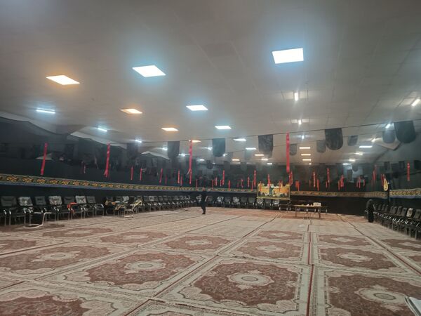 سیاه پوش کردن و آماده سازی  فضای دبیرستان فرزانگان برای  عزاداری هیئت فرهنگیان نیشابور  