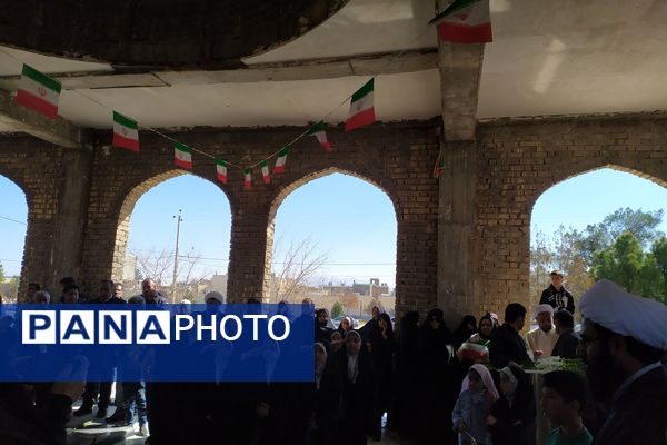 گلباران قبور مطهر شهدا در اولین روز دهه فجر 