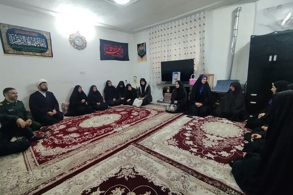 دیدار دانش‌آموزان مدرسه نمونه دولتی شهیدی با مادر شهید مجید زارعی به مناسبت روز مادر