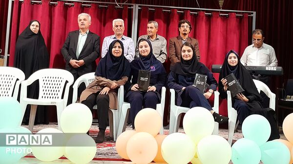 جشن ستارگان و تجلیل از شاگردان برتر آموزشی و فرهنگی دبیرستان شاهد بحرینیان ناحیه۴ 