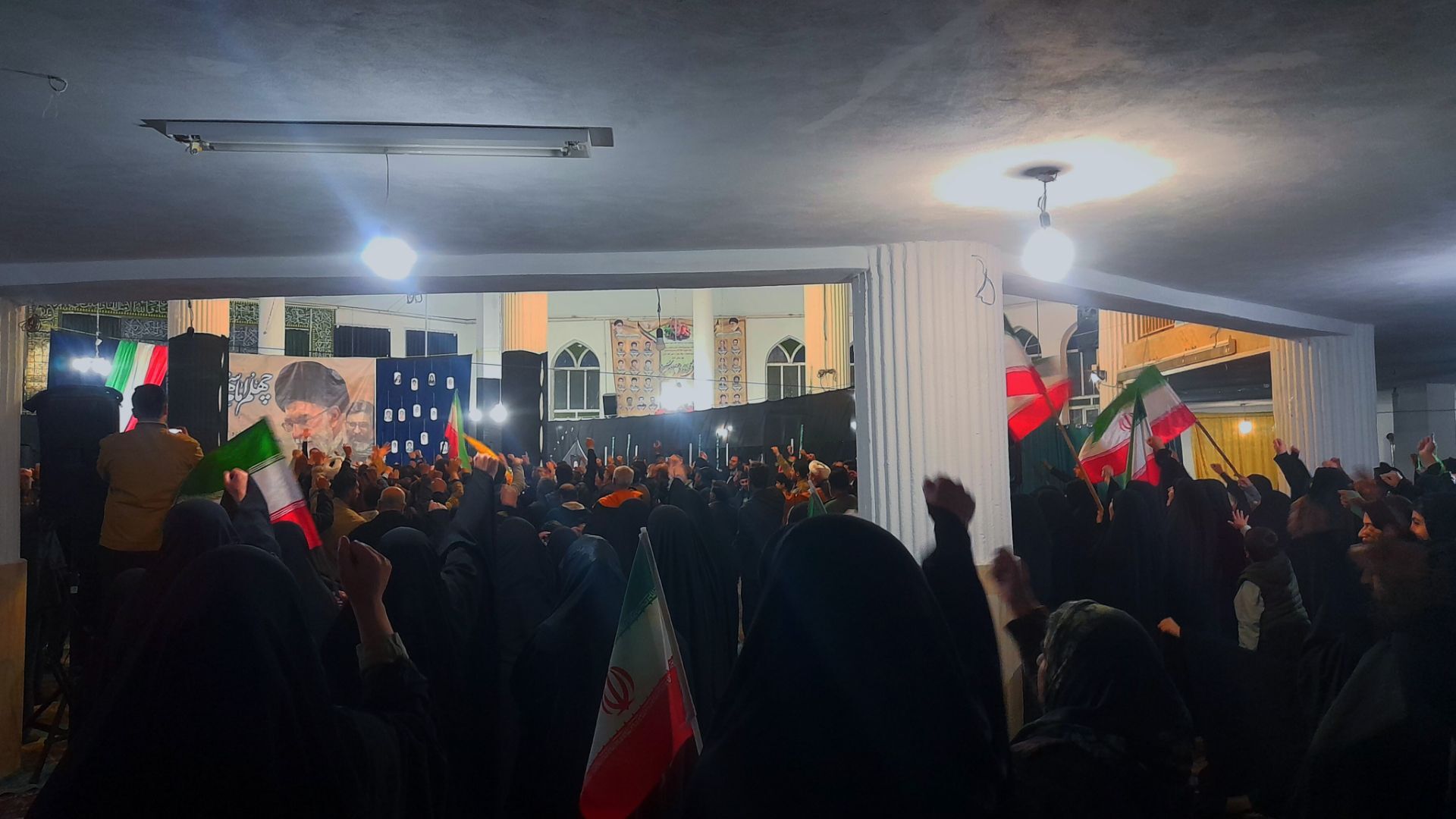 طنینِ نامِ شهید و یادِ رهبر در مسجد امام حسین(ع) شلمزار 