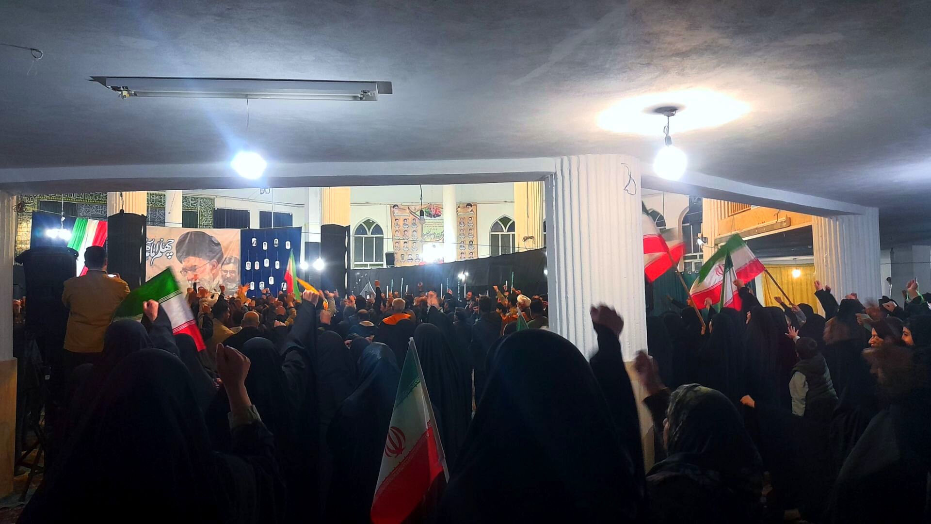 طنینِ نامِ شهید و یادِ رهبر در مسجد امام حسین(ع) شلمزار 