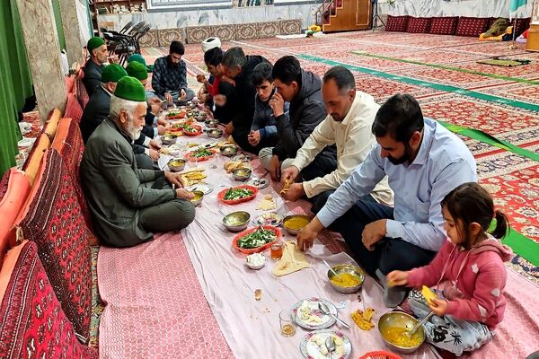 اعتکاف دانش‌آموزی در مسجد جامع شهر بار نیشابور 