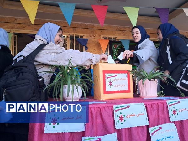 شور و نشاط دانش‌آموزان مدرسه حضرت معصومه (س) ناحیه 4 کرج در انتخابات شورای دانش‌آموزی