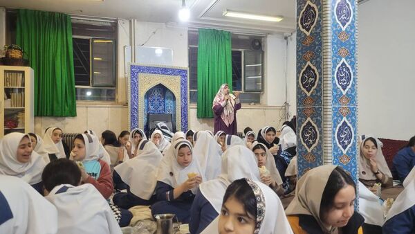 همدلی و معنویت در مراسم افطاری مدرسه حسین‌علی بابایی تهران