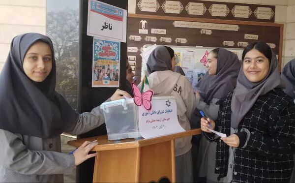 انتخابات شورای دانش آموزی دردبیرستان دوره اول ارمینه مصلی نژاد ناحیه ۶