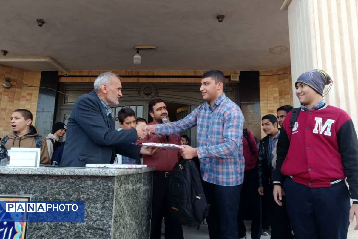   مشاوره و اهدای جوایز به برندگان مسابقه مشاوره