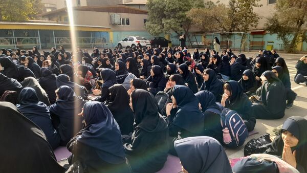 نواختن زنگ آغاز سال تحصیلی در دبیرستان شاهد شهید کلانتری همزمان با سراسر کشور 