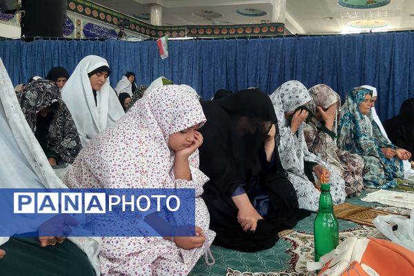 اقتدار مردم در صفوف نماز جمعه لردگان 