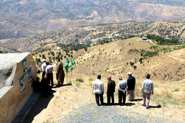بازدید معلمان قمی از یادمان شهدای «بوالحسن» 