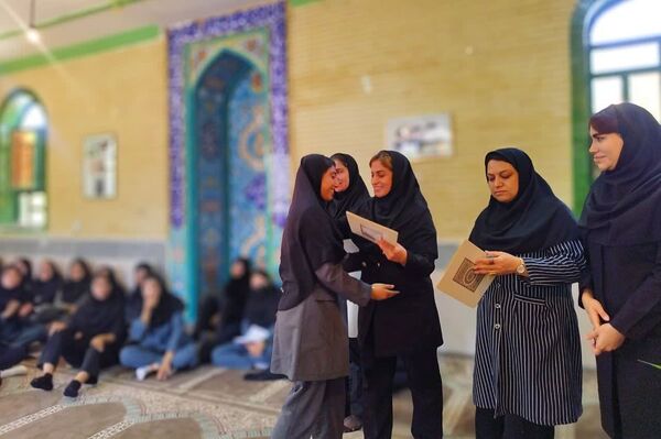 تجلیل از دانش‌آموزان برتر علمی، قرآنی و سرود دبیرستان فرهیختگان شهرستان باشت