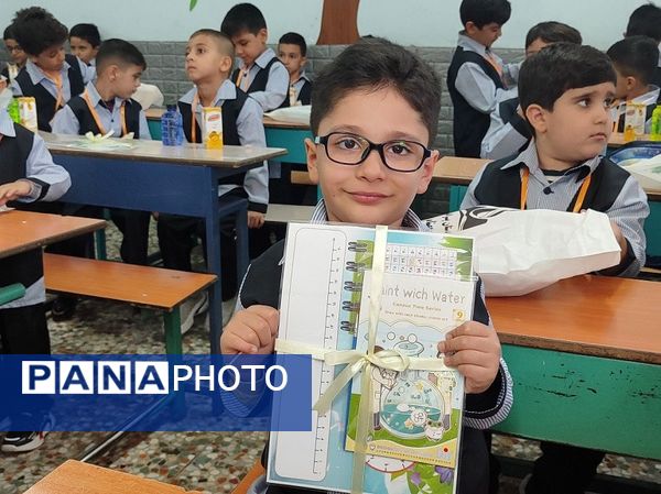 آیین جشن شکوفه‌ها در دبستان شاهد شهید بهنام محمدی ناحیه 2 کرج 