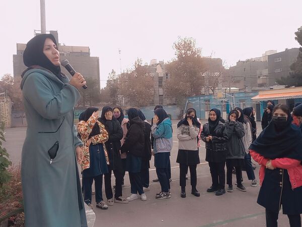  مانور زلزله و ایمنی در مدرسه دخترانه انیس خوش قدم 