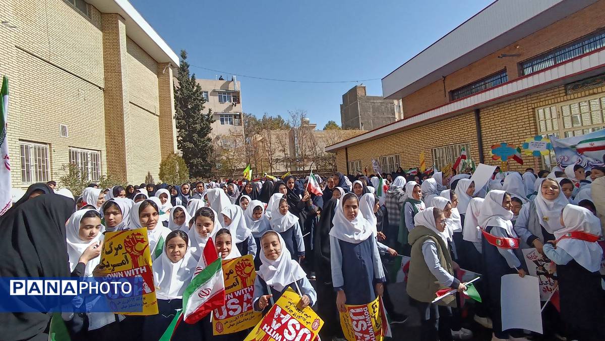 حضور پرشور دانش آموزان شهر محلات در راهپیمایی ۱۳ آبان در شهر محلات 