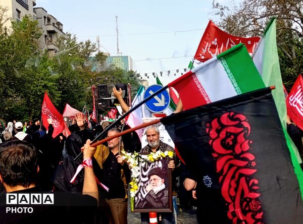 حضور پرشور مردم در خیابان فلسطین برای بدرقه رهبر