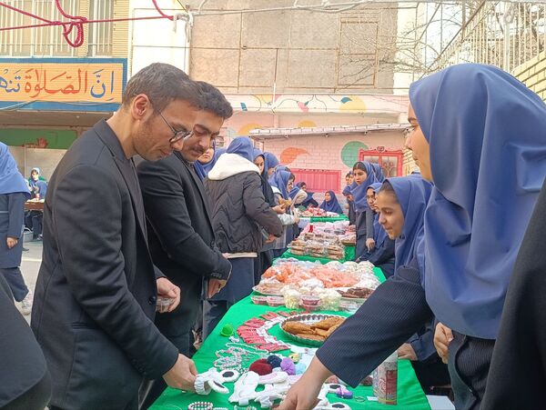 برپایی بازارچه دانش آموزی در دبیرستان دکتر جواد حداد۲ 