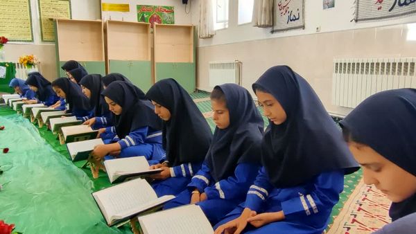 محفل انس با قرآن به یاد شهید سید حسن نصر‌الله در دبستان وکیلی