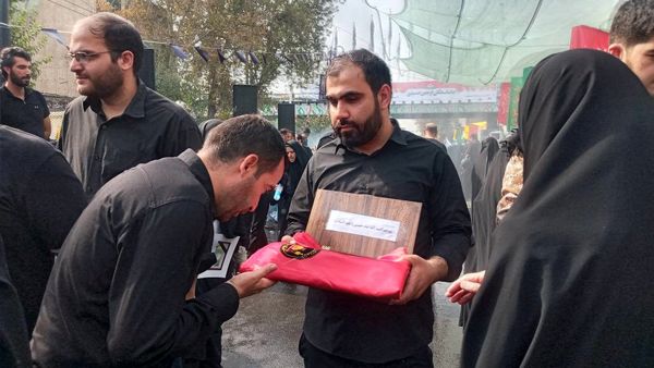 استقبال پر شور مردم از پیاده روی جاماندگان اربعین در مسیر خیابان ۱۷ شهریور تهران