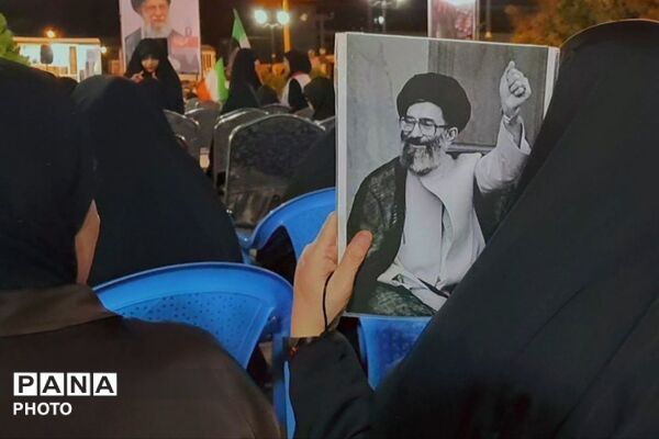 وفاداری مردم زرقان در یادبود رهبر شهید