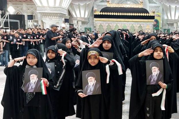 هم‌نوایی دانش‌آموزان منطقه ۵ تهران با سرود «باید برخاست» در سوگواری رهبر شهید