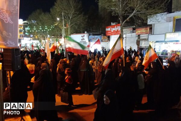 مردم شجاع ایرانی میدان را خالی نمی‌گزارند و تا پای جان هستند