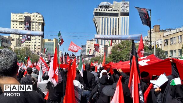 مشهد، در آغوشِ حرم، با رهبر شهید وداع کرد