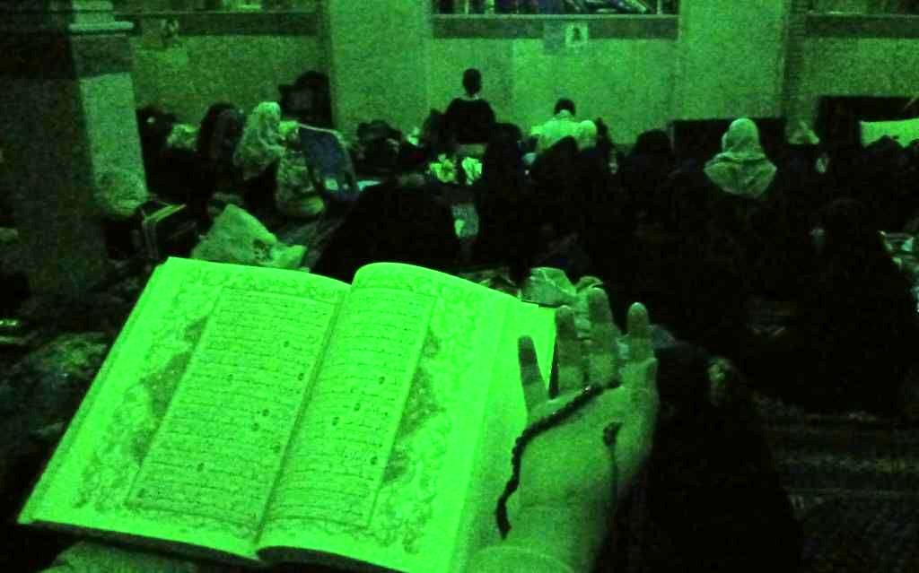 زمزمه‌های شبانه نوجوانان معتکف در مسجد حضرت محمد(ص)