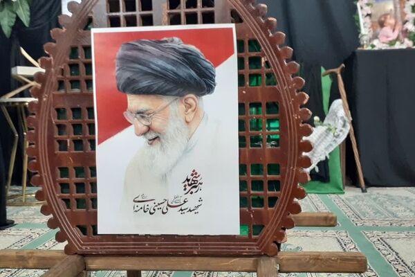 حضور جمعی از مسئولین آموزش و پروش استان یزد و دانش آموزان در مراسم یادبود رهبر شهید