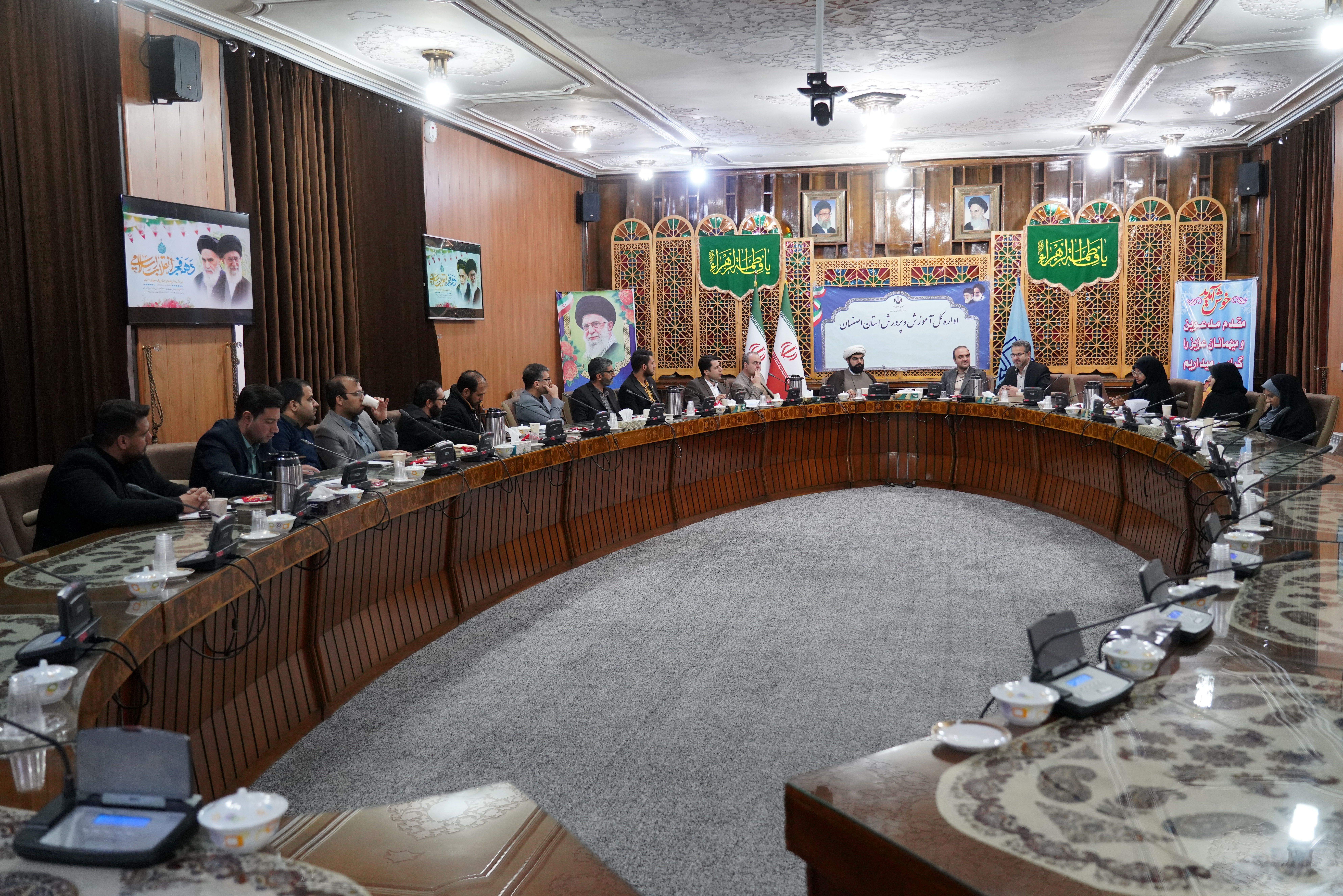 تقارن ایام دهه فجر با اعیاد شعبانیه فرصت مغتنمی برای جشن در مدارس استان اصفهان است
