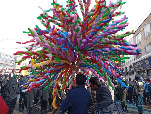 راهپیمایی ۲۲ بهمن در مشهد با حضور فرمانده واحدهای حوزه ۱۹ بسیج دانش‌آموزی منطقه تبادکان