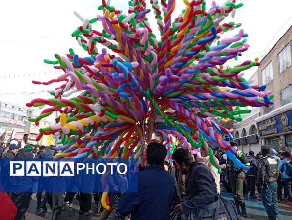راهپیمایی ۲۲ بهمن در مشهد با حضور فرمانده واحدهای حوزه ۱۹ بسیج دانش‌آموزی منطقه تبادکان