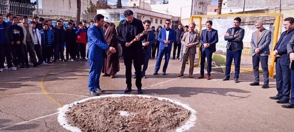 جشن انقلاب و کلنگ زنی زمین چمن دبیرستان شاهد امام حسین (ع)