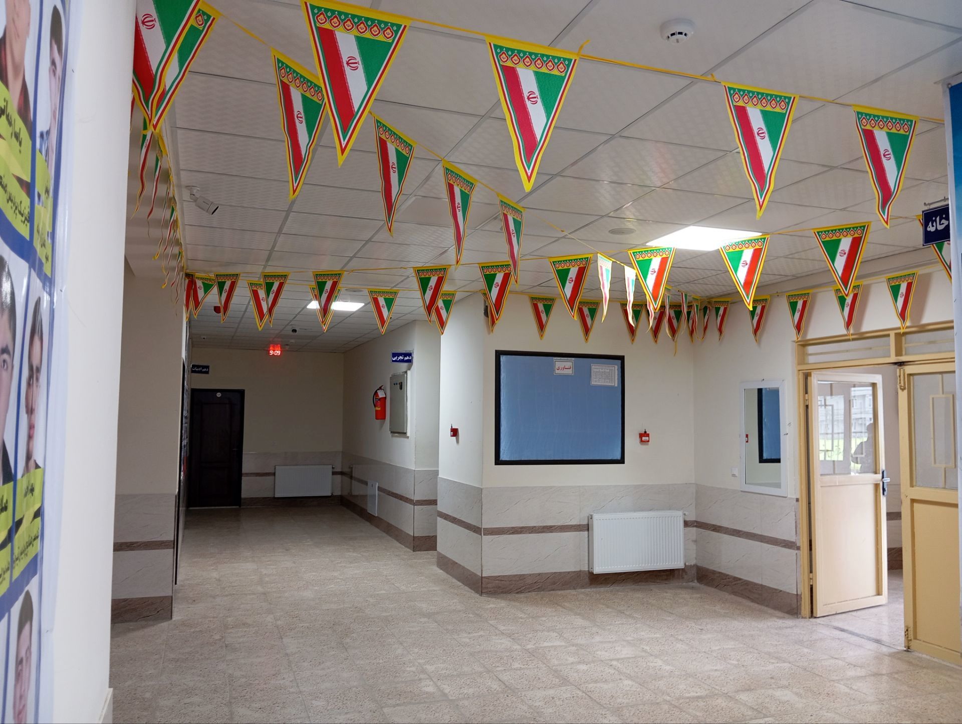 آذین‌بندی دبیرستان نمونه دولتی زانست بانه به مناسبت دهه فجر