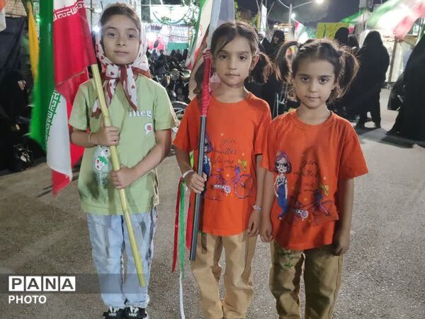 حضور  نوجوانان علم به دست در میدان خیابان کاشمر