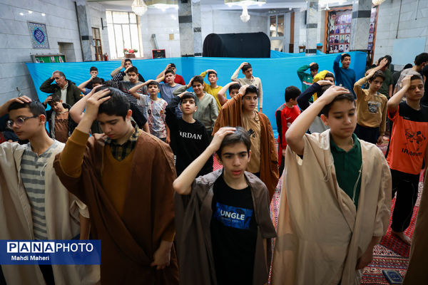 اعتکاف دانش‌آموزی در مسجد امام عصر (عج)