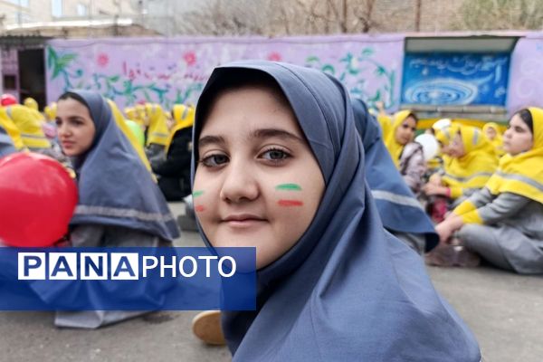 نمایشگاه آثار هنری دانش‌آموزان در دبستان نرجس بهارستان‌دو