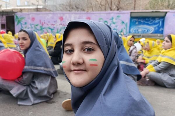 نمایشگاه آثار هنری دانش‌آموزان در دبستان نرجس بهارستان‌دو