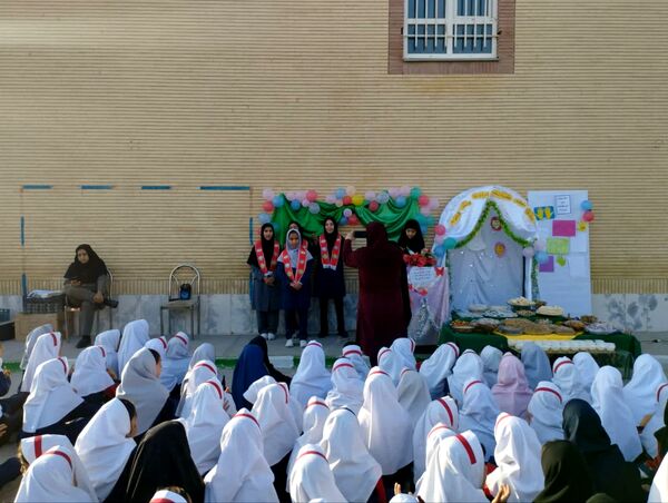 جشن ولادت حضرت زینب(س) و بزرگداشت روز پرستار در دبستان تکتم