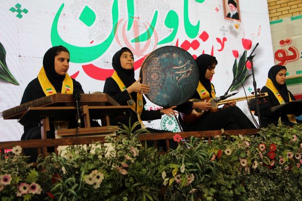 هم‌سرایی هزار نفری دانش‌آموزان یاور انقلاب در اسلامشهر