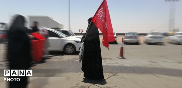 خدمت‌رسانی موکب سیمان آبیک در مسیر زائران؛ همراهی خادمان در پذیرایی و بدرقه