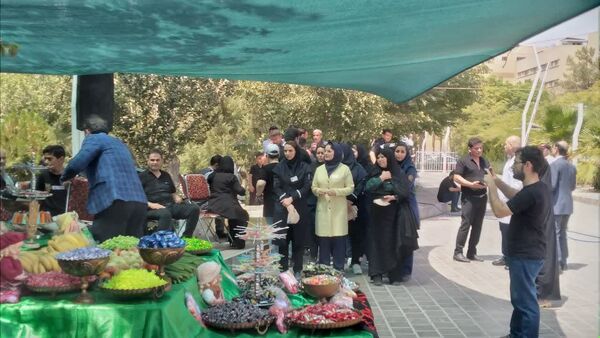 برپایی سفره‌ی احسان در محوطه بیمارستان فوق تخصصی آیت‌الله یثربی کاشان
