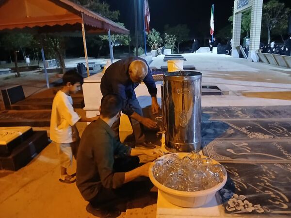 مراسم شبی با شهدا در محل گلزار شهدای روستای بزنجرد شهرستان خلیل‌آباد