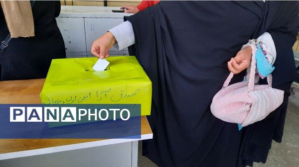  جلسه انجمن اولیا و مربیان در دبیرستان فرهنگیان ناحیه ۷مشهد 