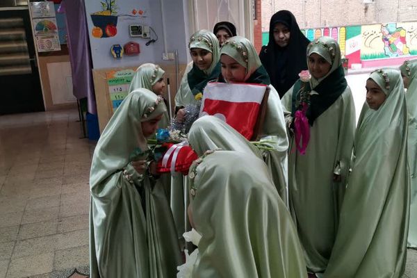 پرچم متبرک امام حسین(ع) میهمان دانش‌آموزان مدرسه زنده‌یاد قمصری