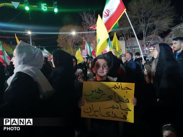 حضور دانش‌آموزان و نوجوانان در راهپیمایی شبانه اردبیل