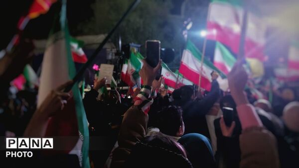 مشت‌های گره کرده مردم در تجمع شبانه میدان انقلاب