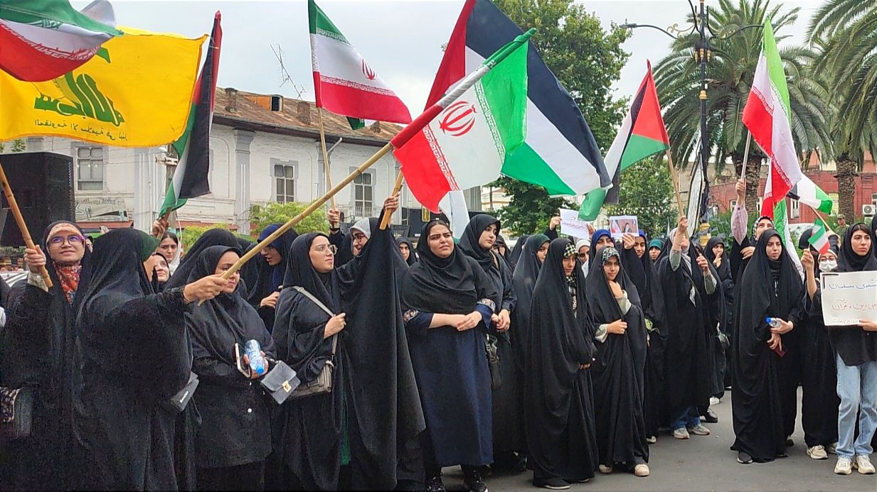 تجمع دانشجویان در اعتراض به حملات آمریکا و اسرائیل در قائمشهر 